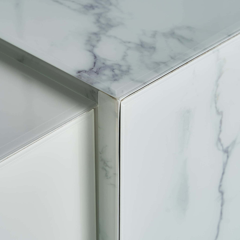 Weisses Sideboard aus Glas kombiniert mit goldenen Füssen - Maison Oudh