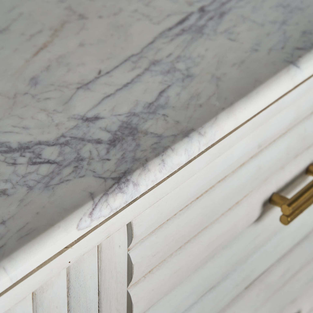 Weisses Sideboard aus Mangoholz kombiniert mit goldenen Details aus Messing - Maison Oudh