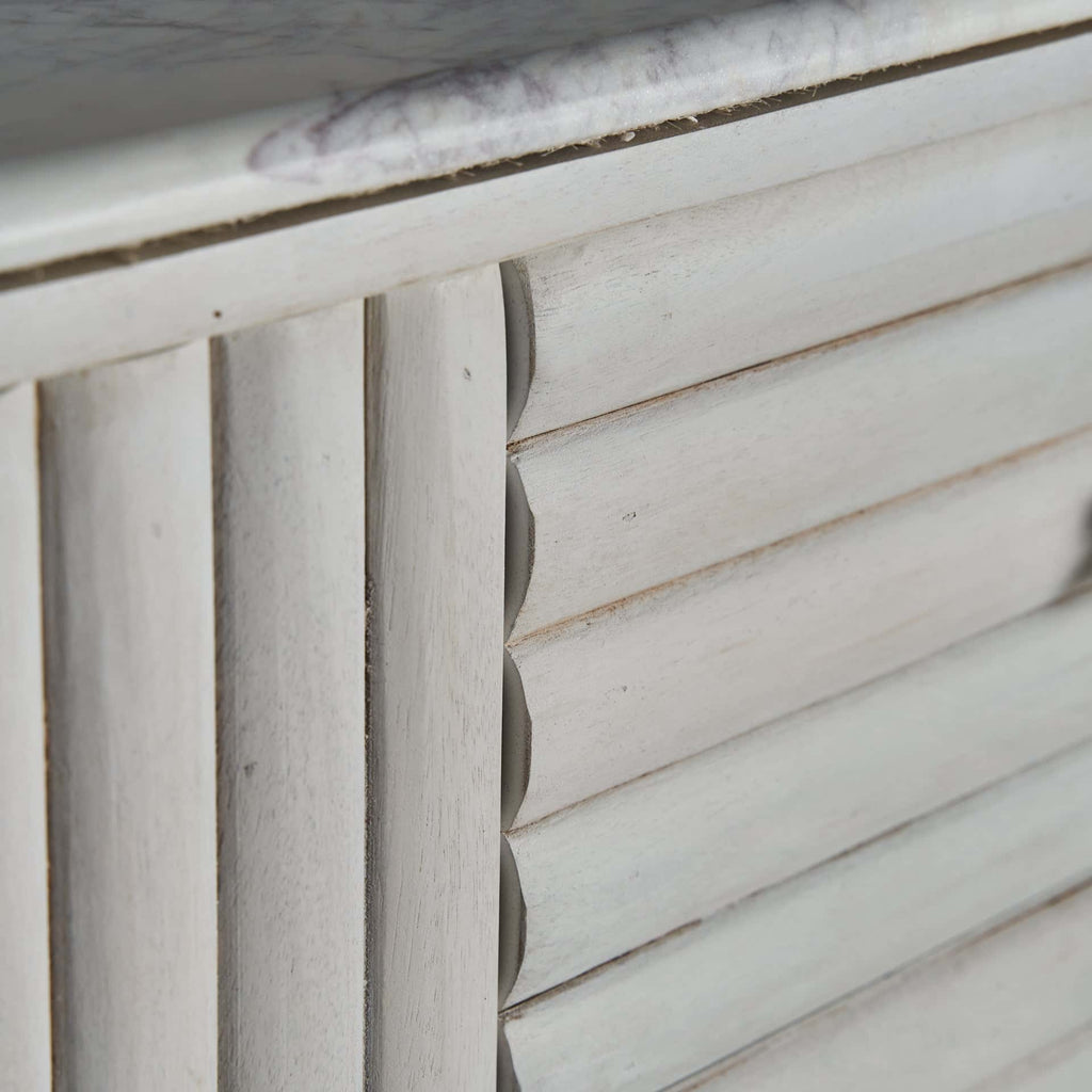 Weisses Sideboard aus Mangoholz kombiniert mit goldenen Details aus Messing - Maison Oudh