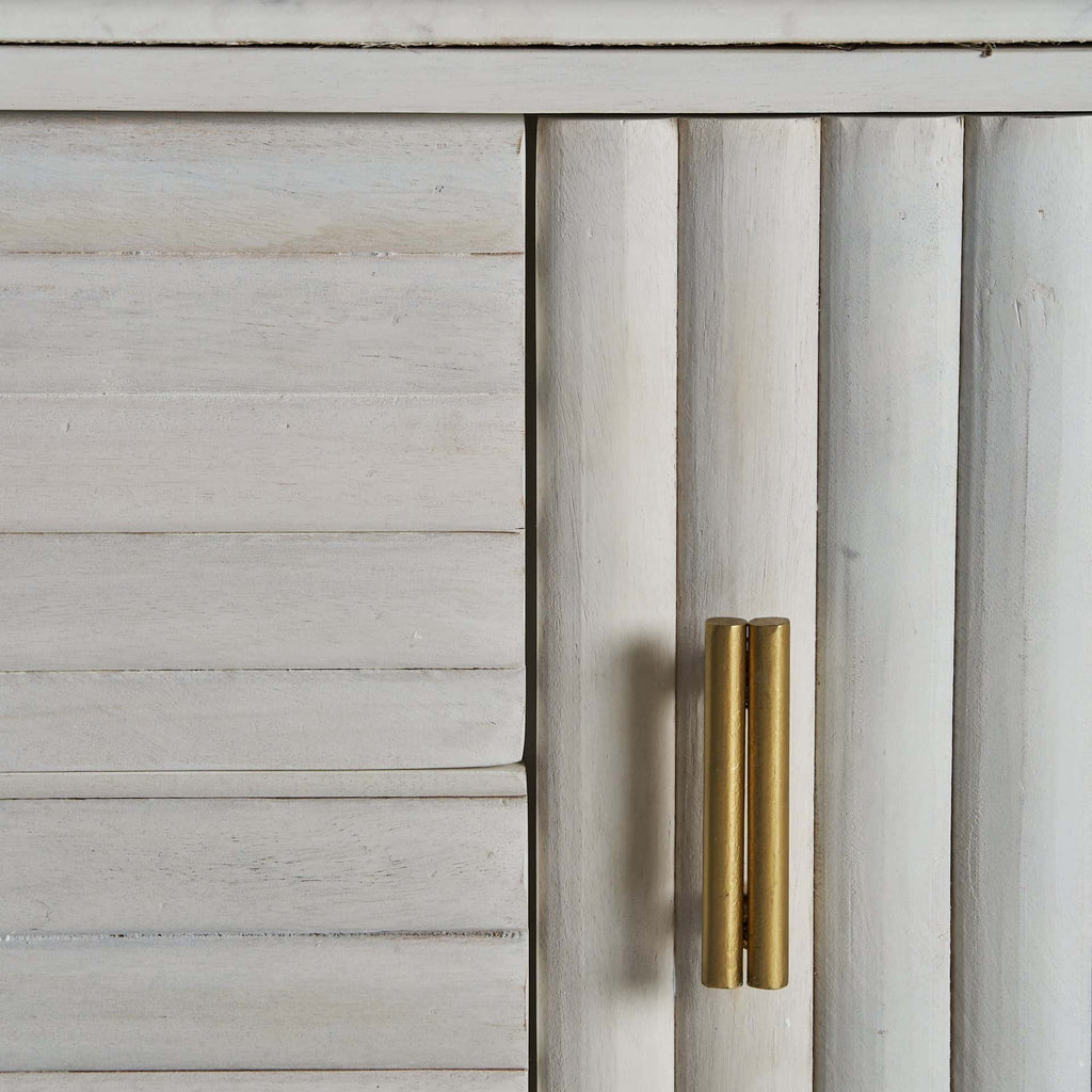 Weisses TV Board aus Mangoholz kombiniert mit Messing in Gold - Maison Oudh