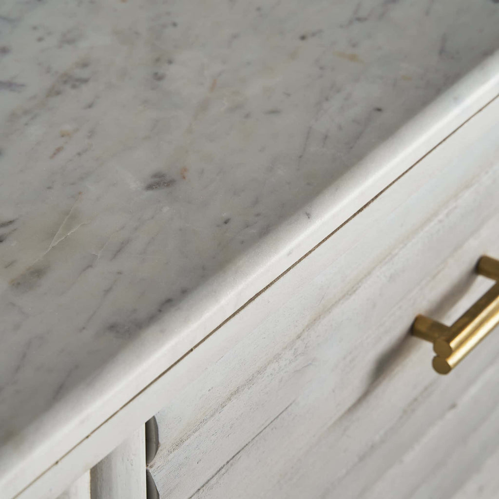 Weisses TV Board aus Mangoholz kombiniert mit Messing in Gold - Maison Oudh