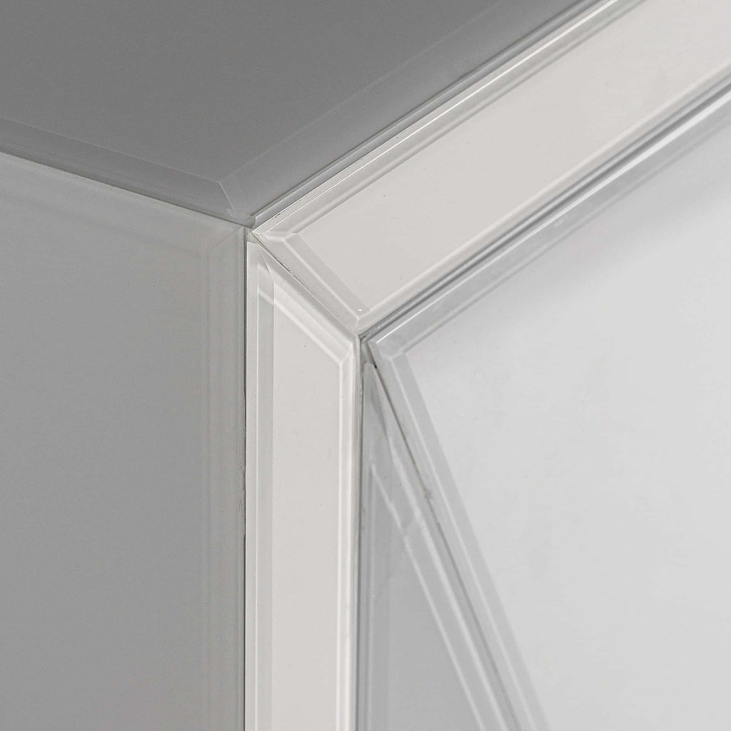 Weisses TV Board aus Spiegelglas kombiniert mit einem goldenen Gestell aus Stahl - Maison Oudh