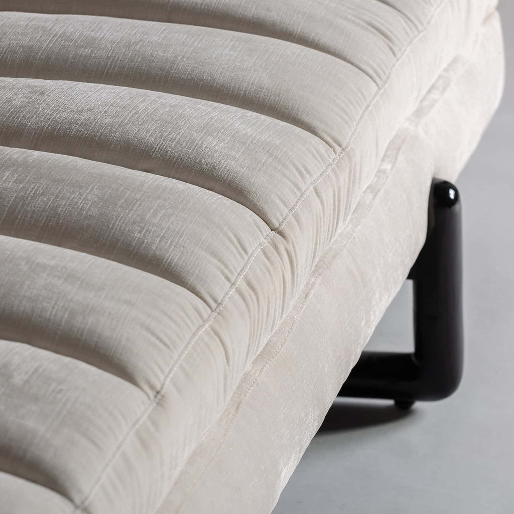 Weisses Vintage Sofa kombiniert mit Wiener Geflecht - Maison Oudh