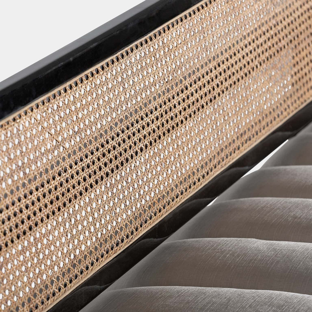 Weisses Vintage Sofa kombiniert mit Wiener Geflecht - Maison Oudh
