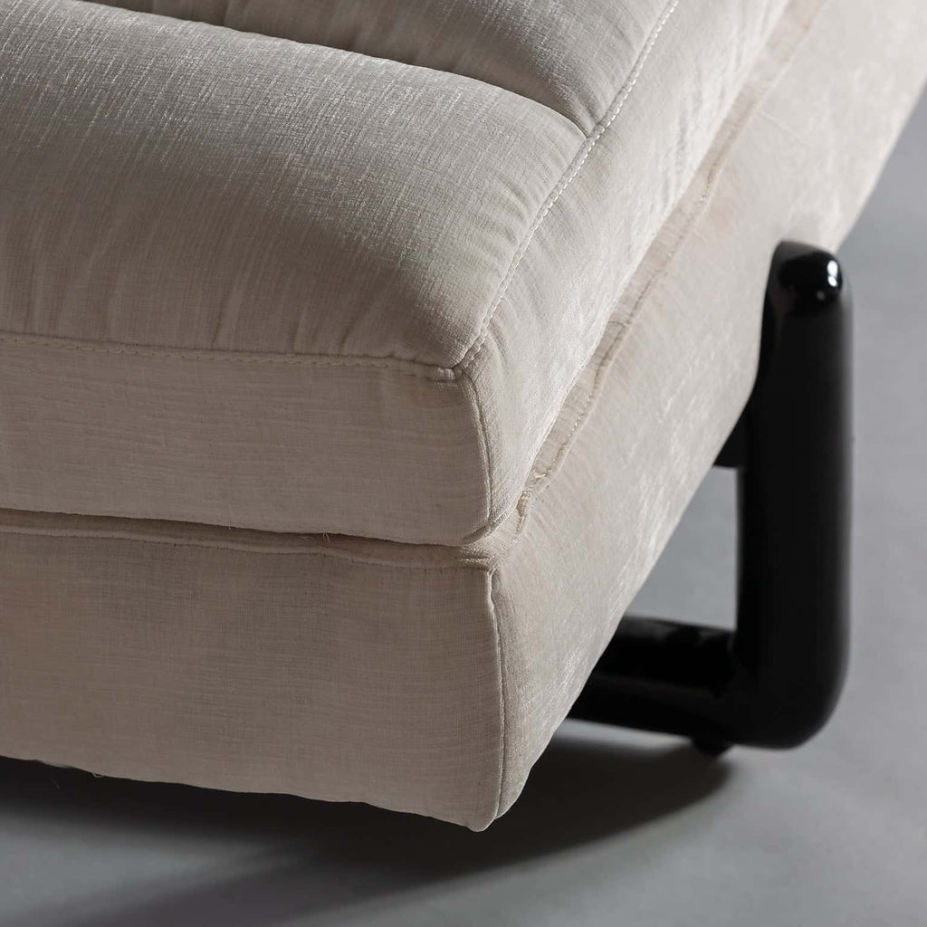 Weisses Vintage Sofa kombiniert mit Wiener Geflecht - Maison Oudh
