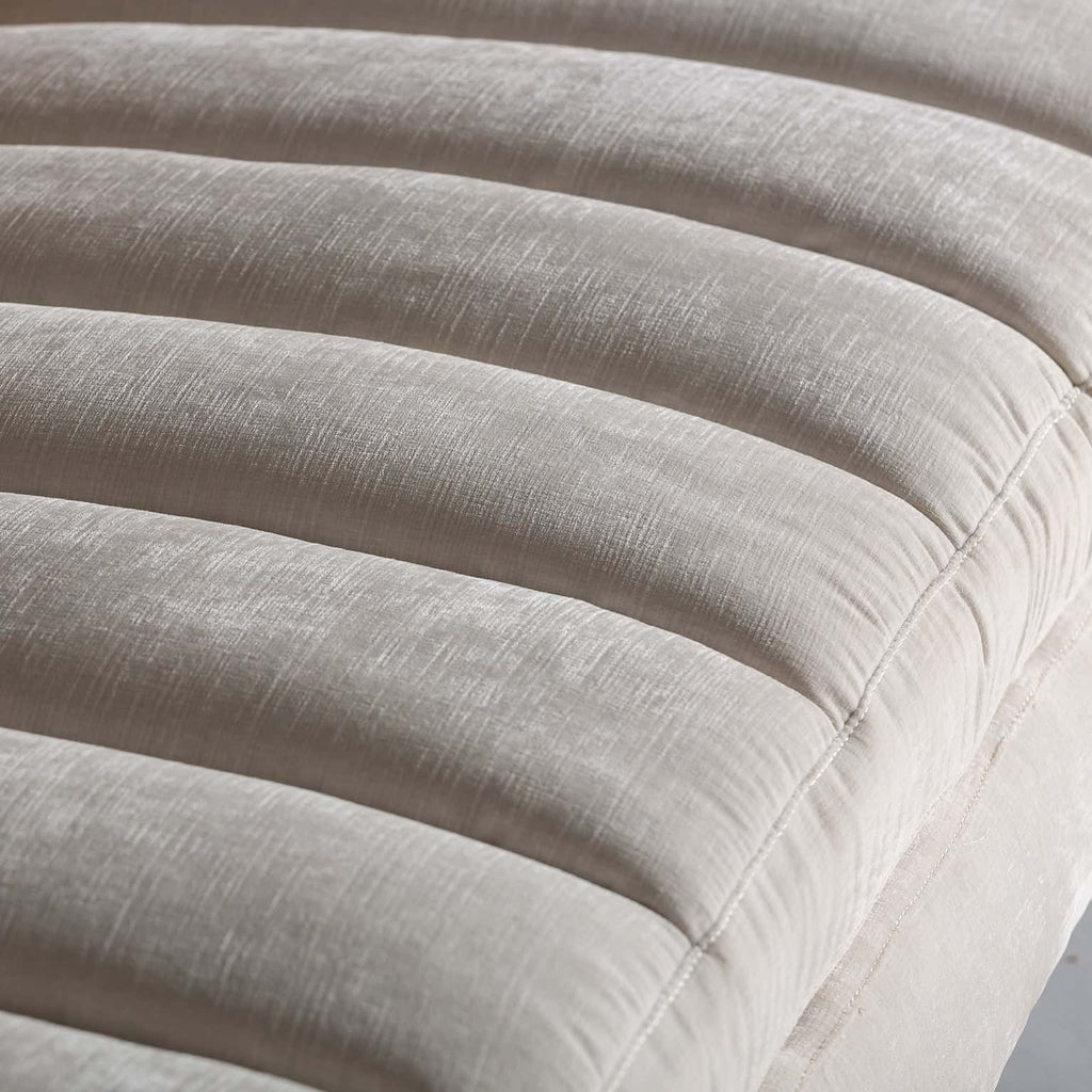 Weisses Vintage Sofa kombiniert mit Wiener Geflecht - Maison Oudh