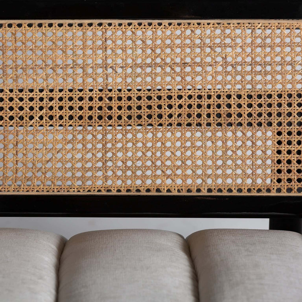 Weisses Vintage Sofa kombiniert mit Wiener Geflecht - Maison Oudh