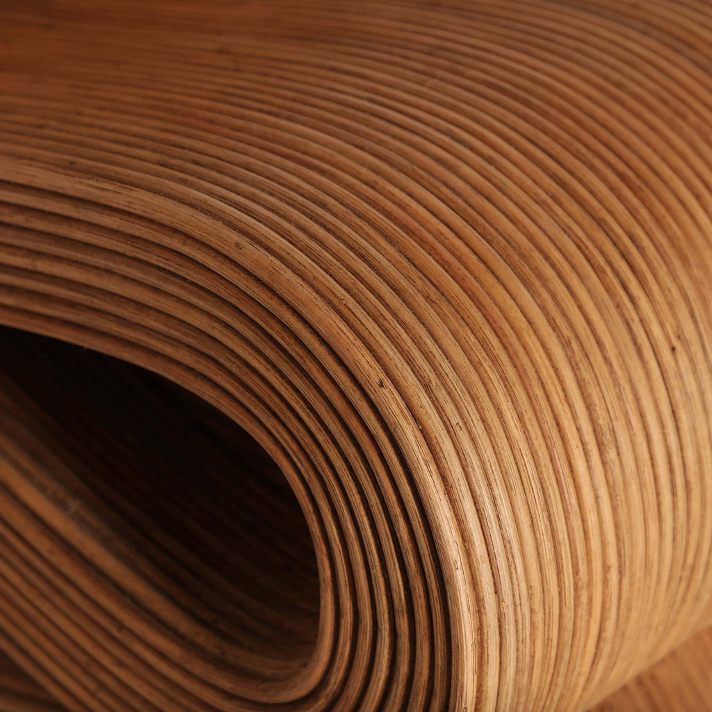 Zeitgenössischer Designer Sessel aus Rattan: Ein harmonisches Zusammenspiel von Design und Natur - Maison Oudh