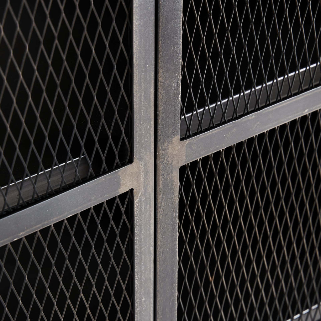 Zweitüriger schwarzer Schrank aus Mangoholz und Eisen im Industrial Design - Maison Oudh
